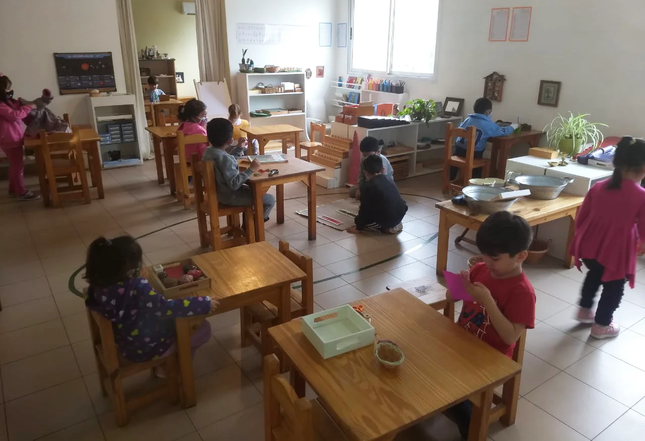Niños trabajando de forma individual con material Montessori en el aula de ACER