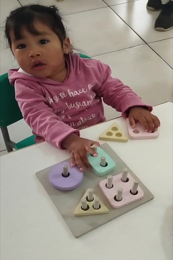 Una niña en un centro de ACER trabajando con material Montessori